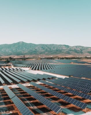 a panoramic view of a vast solar farm with thousan 5ocz33T7R 6zVsENIwChhA JCji3sRsQc jzVOlQTaYkg