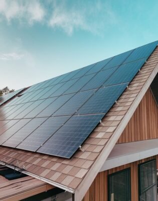 a photo of a rooftop covered with solar panels the O4qe6UW QAeKJ3DbsACd g JCji3sRsQc jzVOlQTaYkg